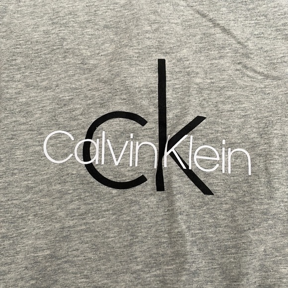 Calvin Klein Tshirt - Picture 2 of 4